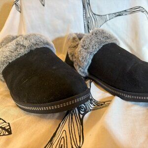 Black fuzzy Skechers slippers
